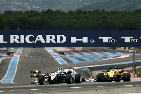 Kevin Magnussen fører Formel 3 feltet an i hovedløbet på Paul Ricard